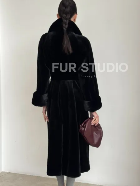 Элитная шуба из меха стриженой черной норки - фото 3