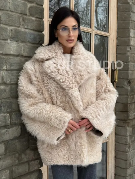 Светлая короткая шуба из испанской овчины - фото 0