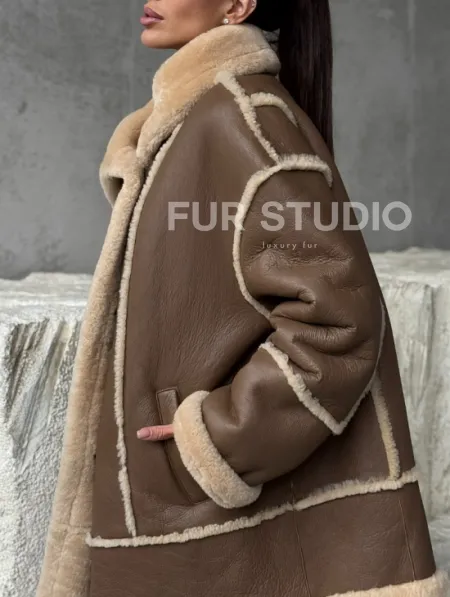 Коричневая женская дубленка - фото 3