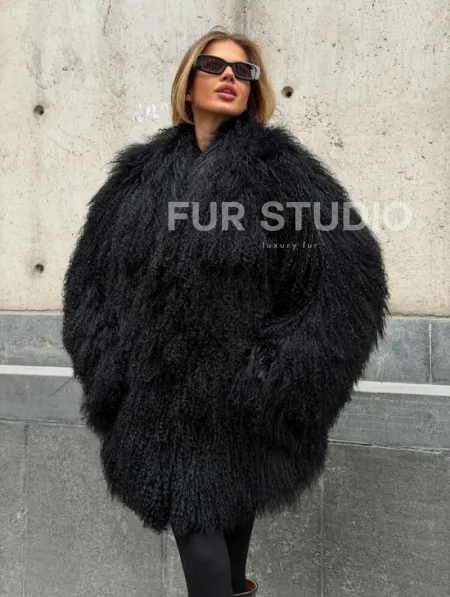 Черная шуба из ламы V-образный вырез - фото 5