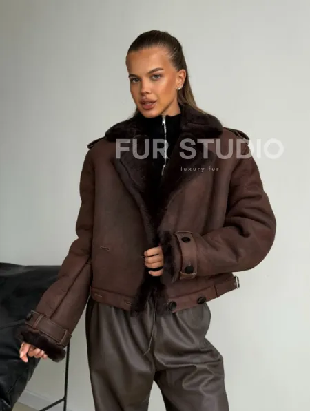 Двубортная короткая дубленка - фото 8