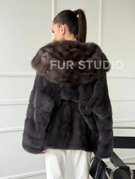 Графитовая шуба с капюшоном из куницы - фото 9
