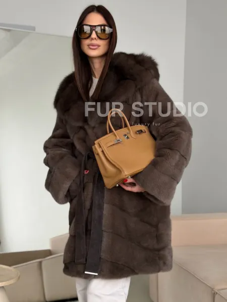 Шуба норковая с капюшоном из куницы - фото 8