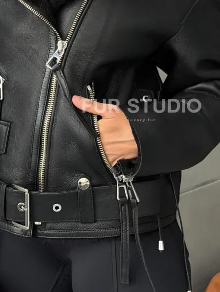 Черная короткая дубленка авиатор - фото 2