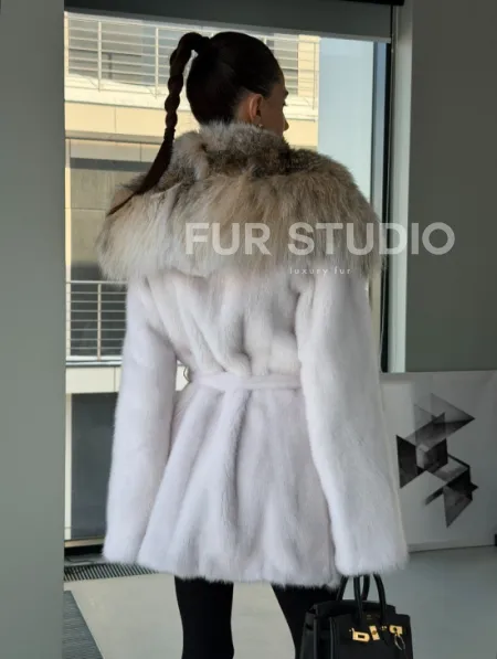 Белая шуба с капюшоном из рыси - фото 8