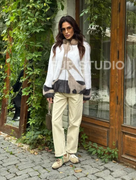 Стильная норковая куртка с капюшоном - фото 9