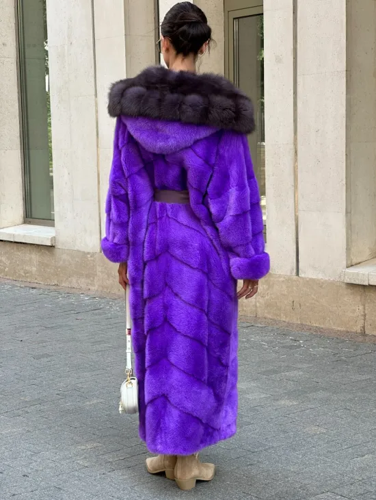 Шуба из аукционной норки с капюшоном из меха куницы - фиолетовый - фото 3