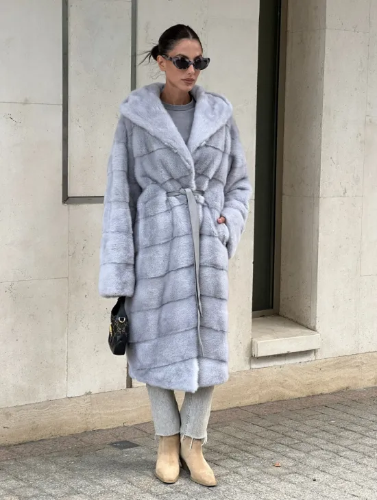 Эффектное пальто - шуба с капюшоном из меха голубой норки - фото 8