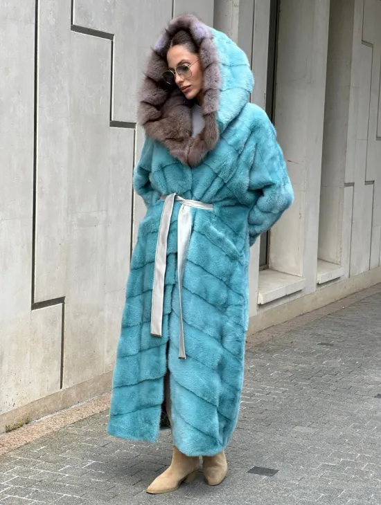 Удлиненная норковая шуба с капюшоном из меха куницы - цвет Тиффани - фото 0