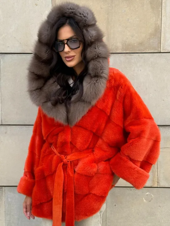 Шуба из меха норки цвета Grenadine (оранжевый) с капюшоном из меха куницы - фото 9
