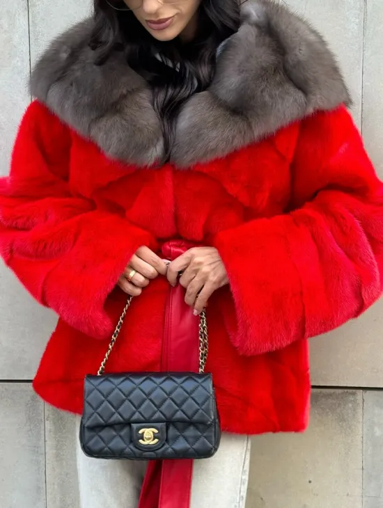 Полушубок из меха норки с капюшоном из куницы в карминовом цвете (красный) - фото 3