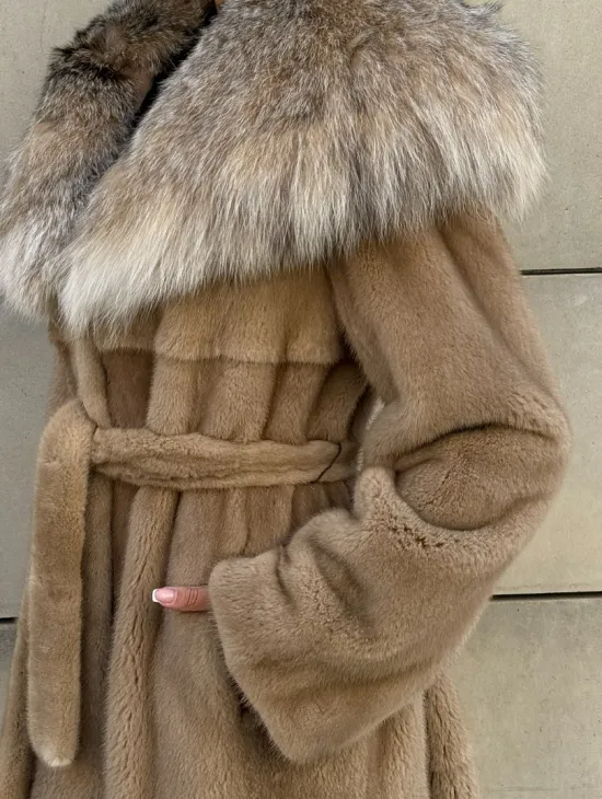 Шуба из норки Caramel с капюшоном из меха рыси - фото 1