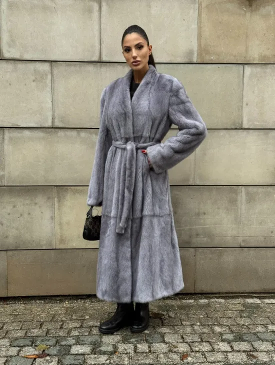 Шуба из голубой скандинавской норки без воротника с поясом “Fashion trend 2024-2025“ - фото 8