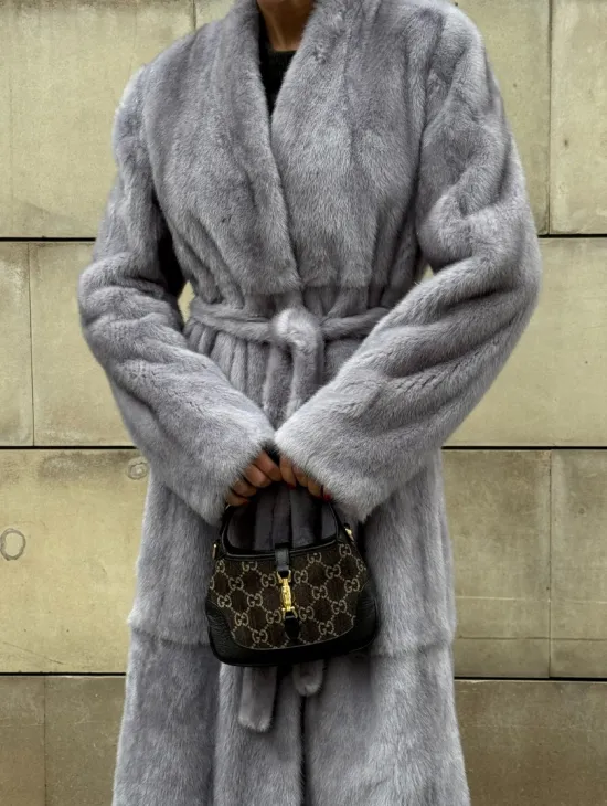 Шуба из голубой скандинавской норки без воротника с поясом “Fashion trend 2024-2025“ - фото 2