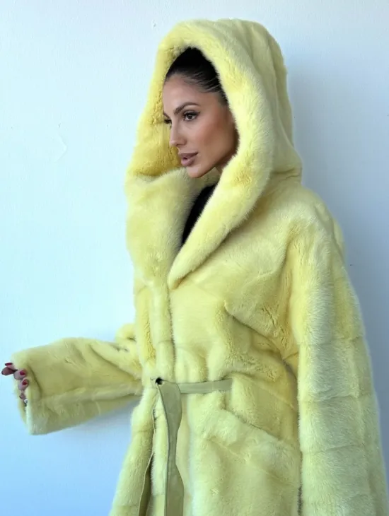 Полушубок кимоно из аукционной норки с капюшоном в нежно-желтом  цвете - фото 3