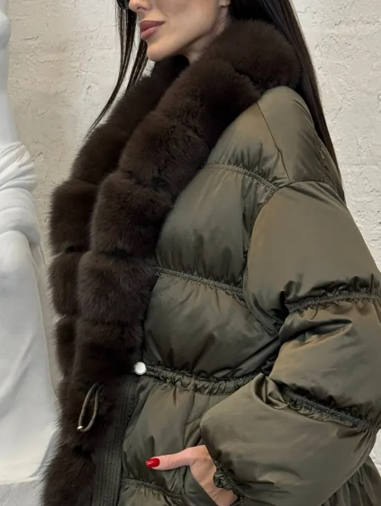 Женский стеганный пуховик на гусином пуху с отделкой из меха песца - фото 1