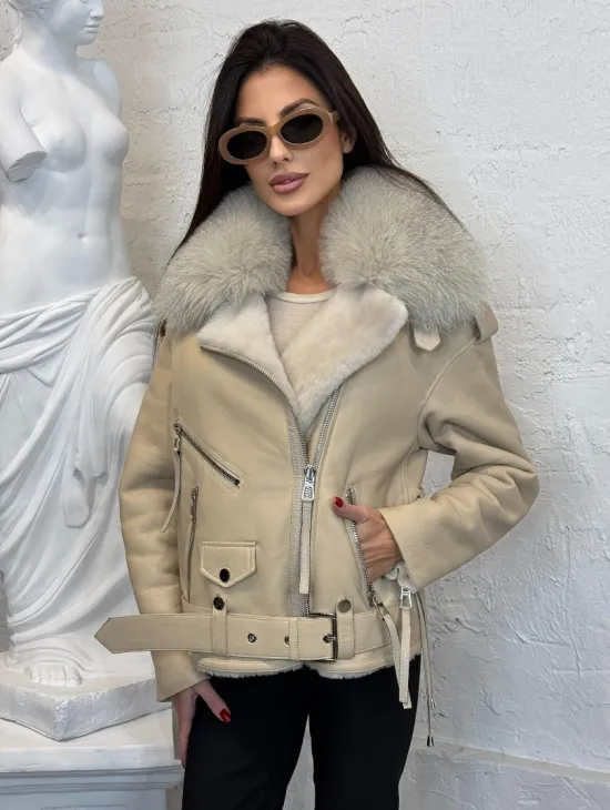 Дубленка из натуральной овчины со шнуровкой на спине и воротником из меха песца - фото 8