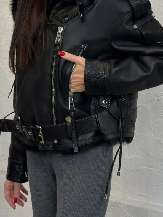 Короткая женская куртка - дубленка из натуральной кожи и мехом тосканы внутри, капюшон - фото 1