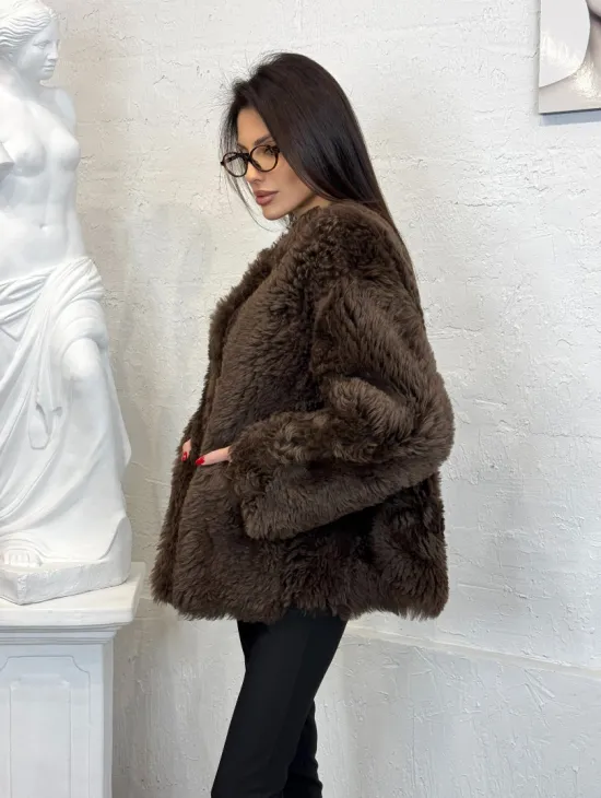Короткая шуба из натуральной овчины с круглым вырезом и накладными карманами - фото 5