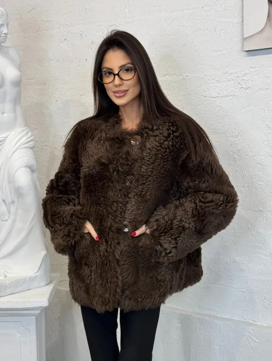 Короткая шуба из натуральной овчины с круглым вырезом и накладными карманами - фото 0