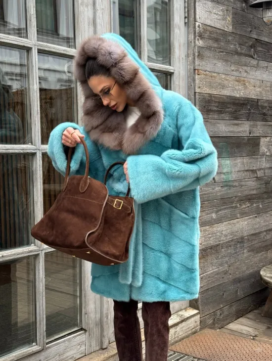 Шуба из аукционной норки средней длины с капюшоном из куницы - фото 8