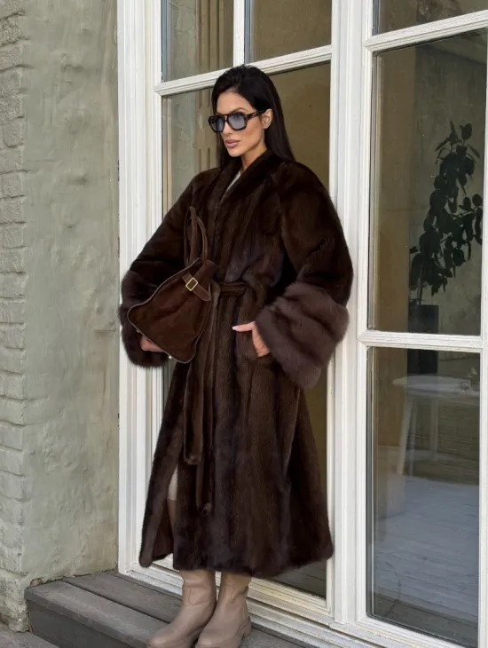 Женская норковая шуба с манжетами из роскошного меха куницы - фото 10