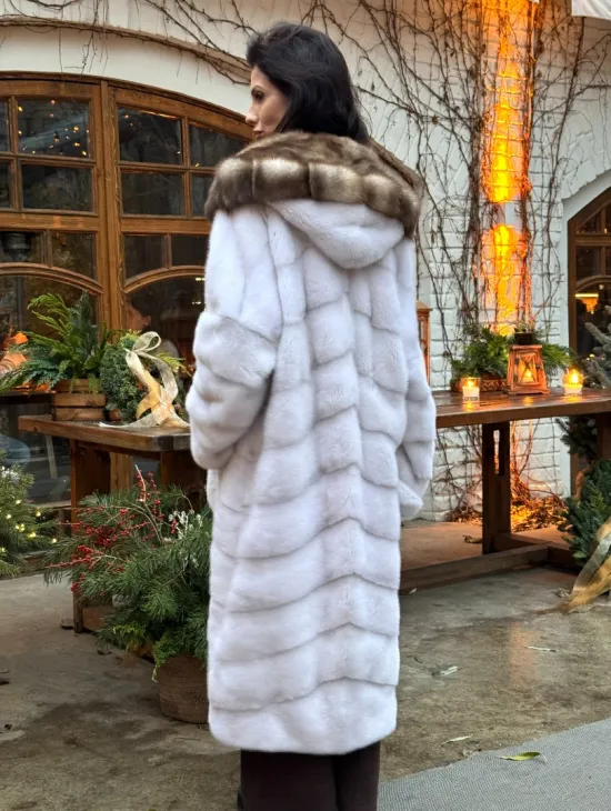 Длинная белая норковая шуба с капюшоном из натурального меха куницы 