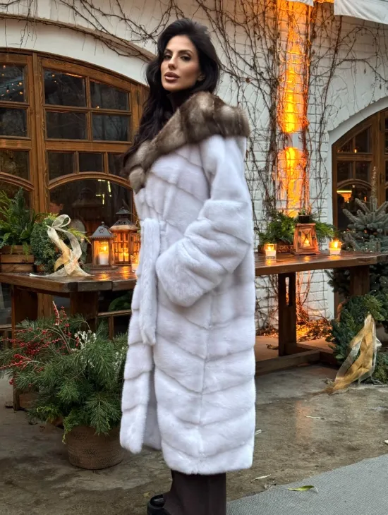 Длинная белая норковая шуба с капюшоном из натурального меха куницы 