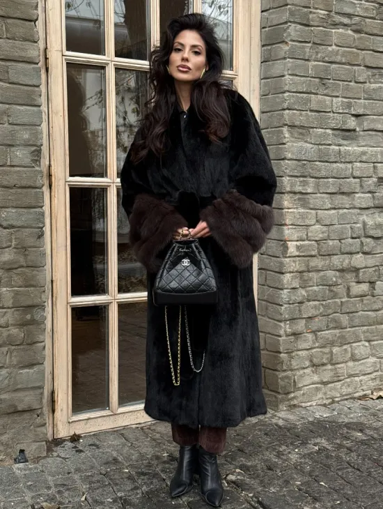 Шикарная черная норковая шуба с меховыми манжетами из куницы - фото 2