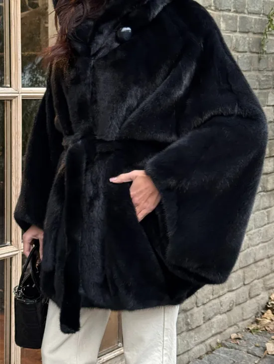 Меховое пончо из скандинавской норки с капюшоном - черный изумруд - фото 2