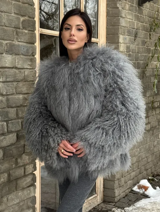 Шуба из меха ламы серого цвета - фото 6