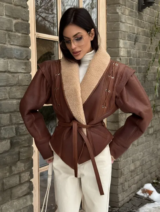 Стильная куртка - дублёнка на запах с поясом - фото 9