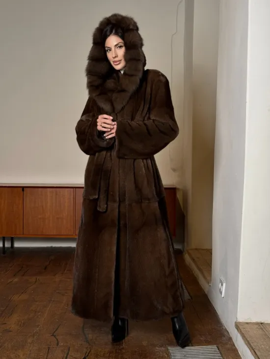 Длинная норковая шуба прямого кроя с меховым поясом и капюшоном из меха куницы - фото 6