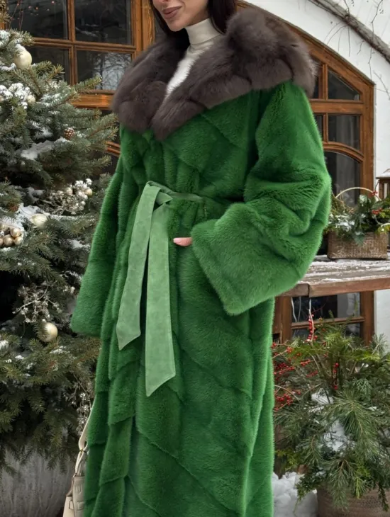 Шуба зеленого цвета с капюшоном из меха куницы - фото 2
