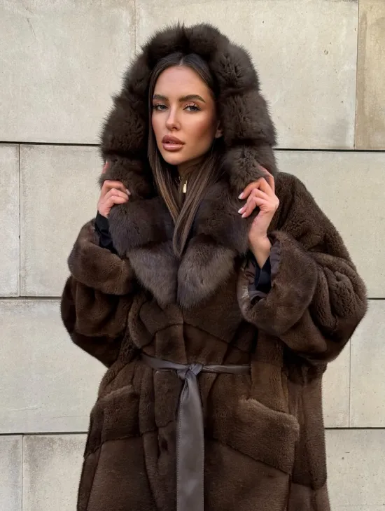 Шуба из плюшевой норки Velvet с капюшоном из меха куницы, средней длины - фото 2