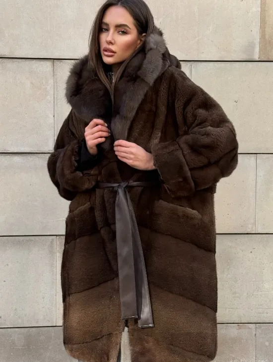 Шуба из плюшевой норки Velvet с капюшоном из меха куницы, средней длины - фото 3