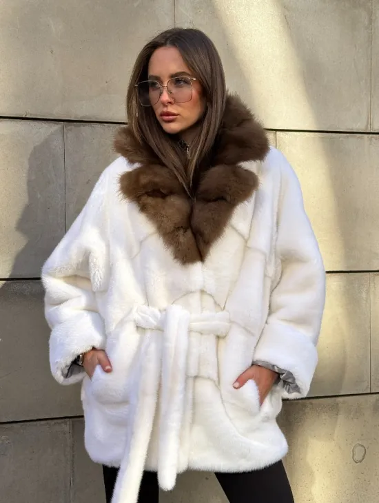 Белоснежная норковая шуба в стиле оверсайз с воротником из меха куницы - фото 0