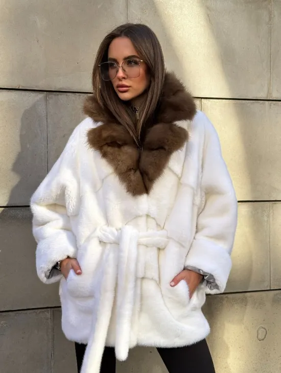 Белоснежная норковая шуба в стиле оверсайз с воротником из меха куницы - фото 10