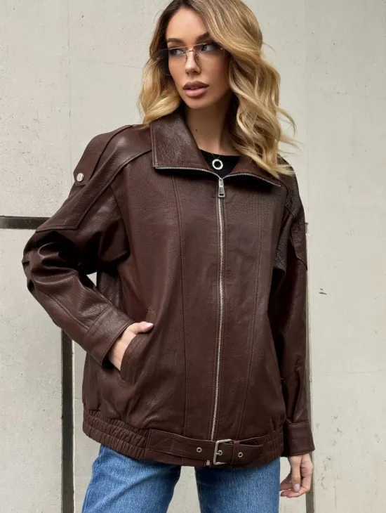 Коричневая кожаная курточка - бомбер на молнии - фото 4