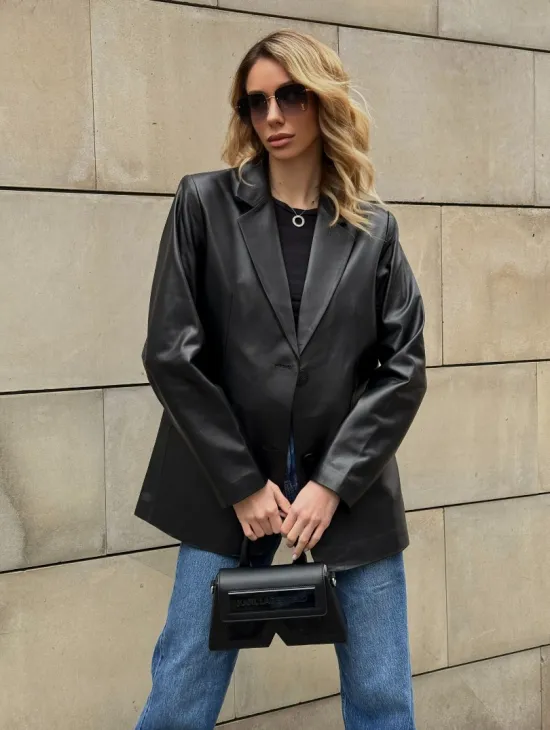 Черный кожаный пиджак классического кроя с клапанами на карманах - фото 7