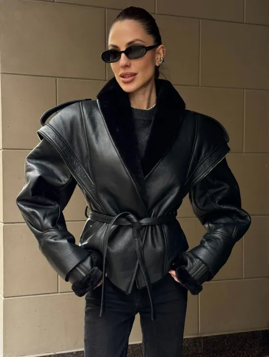 Черная куртка - дубленка на запах с поясом из меха мериноса - фото 0