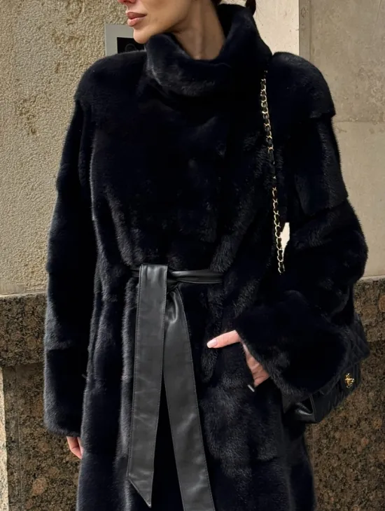 Шуба из плюшевой скандинавской норки в сине-черном цвете - стойка воротник - фото 1