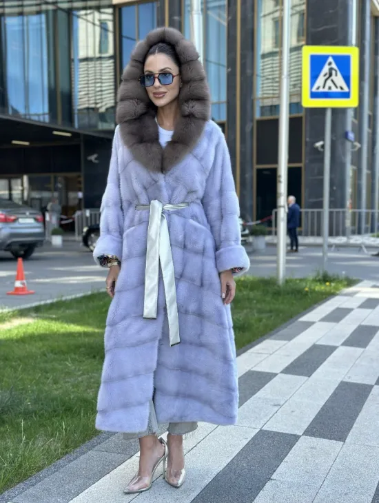 Удлиненная голубая норковая шуба с капюшоном из куницы - фото 4