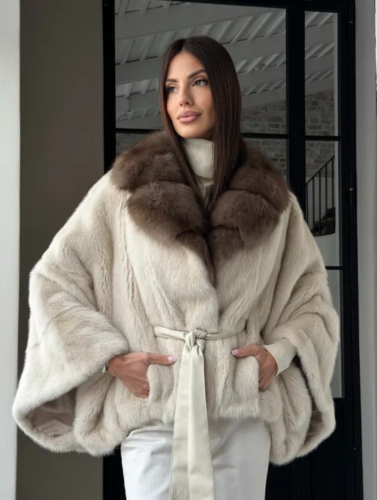 Светлое норковое пончо с воротником из куницы - фото 19