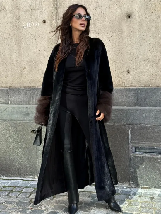 Длинная черная норковая шуба с манжетами из меха куницы - фото 7