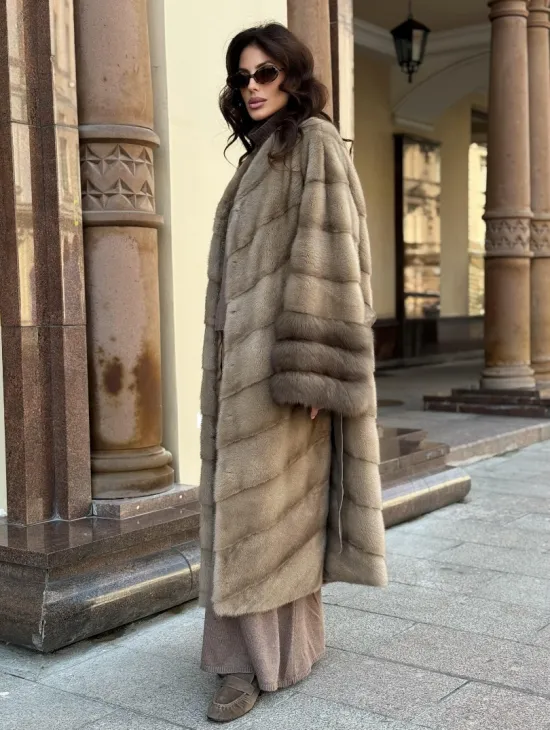 Шуба норковая пастель прямого кроя с отделкой на рукавах из меха куницы - фото 8