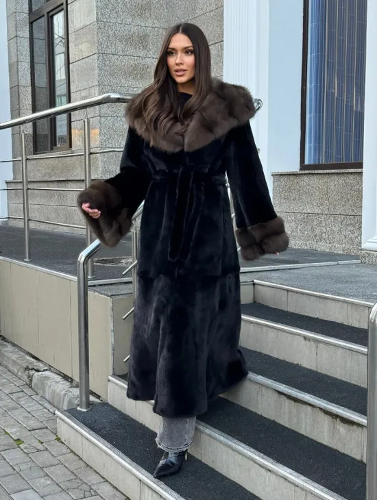 Черная шуба из меха SAGA FURS с отделкой из куницы - фото 10