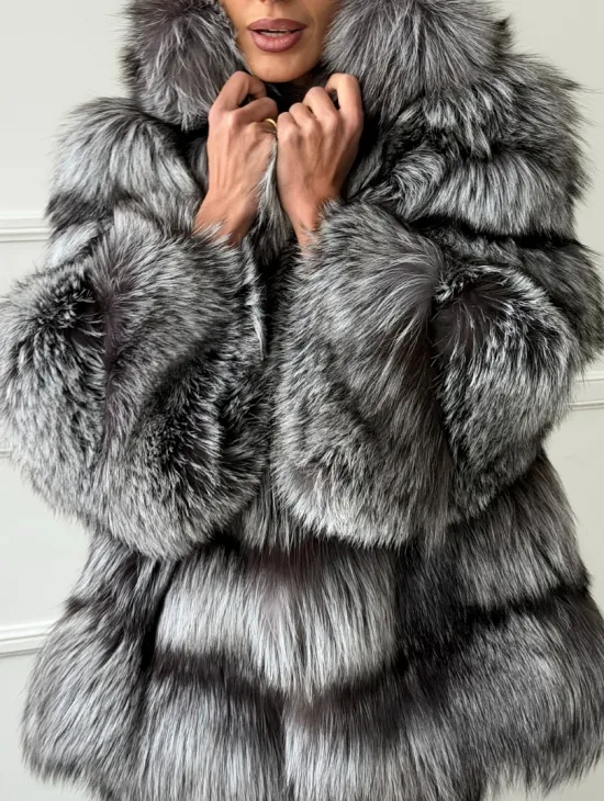 Шуба из меха чернобурки с капюшоном - серая - фото 1