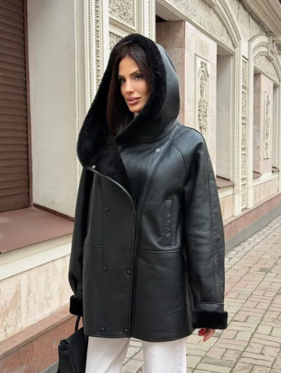 Женская дубленка с капюшоном - фото 10