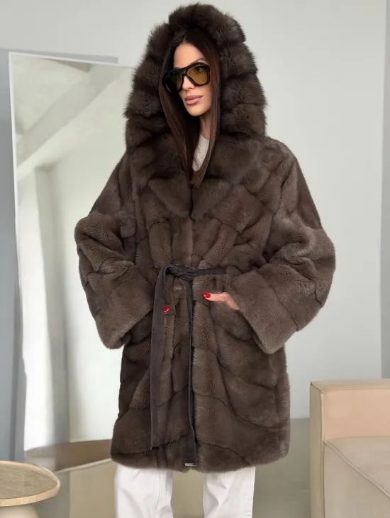 Шуба норковая с капюшоном из куницы - фото 10